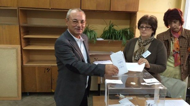 Най-ранобудният политик на 5 октомври се оказа почетният председател на ДПС Ахмед Доган. Вижте как гласуваха политическите лидери в галерията.