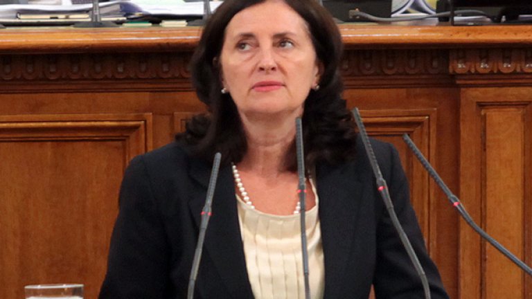 Никакви свежи изненади от вицепремиера Даниела Бобева: стратегийка, проучване, мислене, нови бюрократи