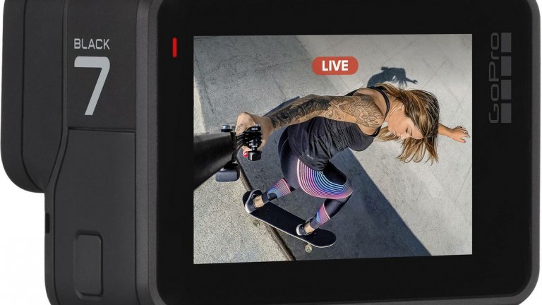 Hero7 Black на GoPro 
Няма по-досадно и разсейващо нещо от друсането на камерата при снимането на активни обекти в активно движение. GoPro създаде Hero7 Black с функцията HyperSmooth, която дигитално стабилизира изображението, без да то да изглежда неестествено и треперещо. Когато вграденият жироскоп и акселерометър засекат разтърсвания, те пренастройват активната част от сензора на камерата в реално време. Технологията изрязва само неприятните трептения, но не изкривява картината спрямо хоризонта. Кадърът следи движението на снимащия при всеки наклон.