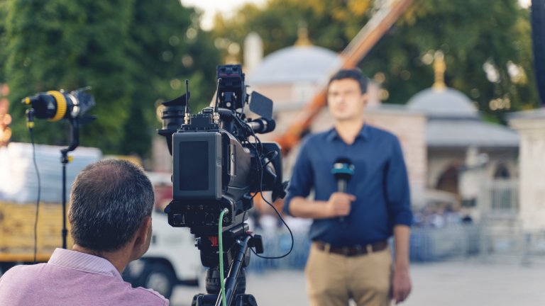 По родните телевизии не се минава без такива репортажи от родните села на бъдещите политици