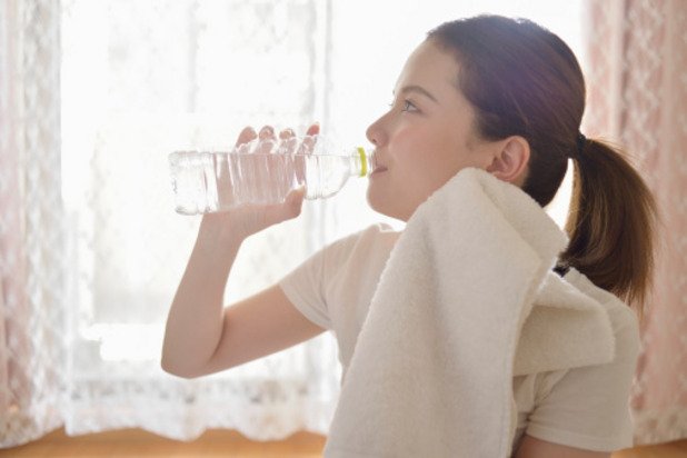 Може да подобри метаболизма

Да изпиете половин литър вода сутринта може да повиши метаболизма ви с 30%, сочи изследване. Ако изпиете чаша вода на празен стомах, това помага на тялото за по-ефективно храносмилане още от момента, в който започнете деня си.