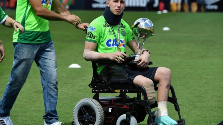 Джаксън бе сред шестимата оцелели на борда на самолета, но в следствие на нараняванията бе ампутиран десният му крак.