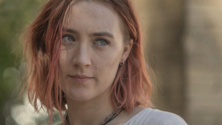 Lady Bird 
Актрисата Сирша Ронан е Кристин "Lady Bird" Макферсън – възпитаничка на католическото училище в Сакраменто, Калифорния, която мечтае да избяга от скучния и монотонен живот като се премести да учи в колеж. Действието се развива през 2002-а, а историята проследява романтичните вълнения на Lady Bird, както и нейните трудни отношения със семейството й и особено с властната й майка. Силните актьори в поддържащи роли допринасят още повече за яркия сюжет, а Ронан прави неустоимо превъплъщение в главната роля.