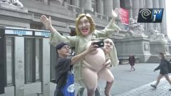 Подигравателната статуя предизвика спорове и безредици в Манхатън, преди да бъде премахната от полицията