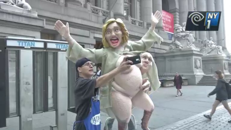 Подигравателната статуя предизвика спорове и безредици в Манхатън, преди да бъде премахната от полицията