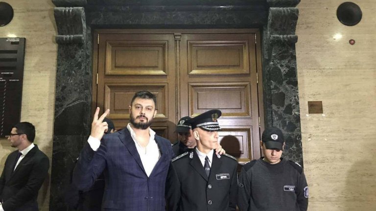 Най-добрият начин да влезеш, щом не те пускат, е да тропаш с юмрук по вратите и да викаш. Това го пише в точка №1 на наръчника за поведение на евродепутата. Особено ако си Николай Бареков.