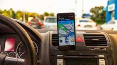 Alphabet - компанията-майка на Google и Waze - си има причини да не слива двете приложения