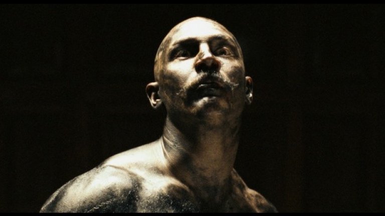 "Бронсън" (Bronson, 2008) 
Чарлз Бронсън е една от най-странните и плашещи личности в историята, а Том Харди успява да предаде това усещане. Това е артистичен филм с бюджет от 230 000 долара, който възвръща многократно инвестицията. Защото стилните истории винаги се харесват.