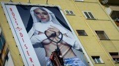 Изображението на полуголата "монахиня" в размер 6 х 9 метра предизвика гневна реакция от страна на религиозната общност, които я определят като "порнография" и "богохулство".
