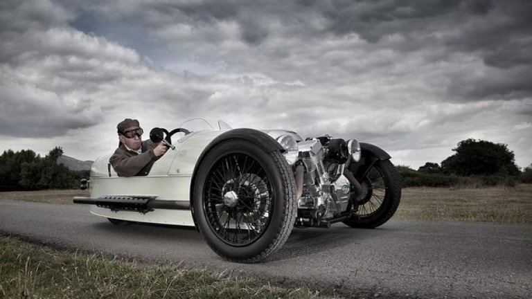 Morgan 3 Wheeler (2011)
Morgan Motor Company е фамилна собственост на основателя си Хари Морган и неговите наследници от 1909 година насам. През 1909 Хари представя триколката Cyclecar, а над един век по-късно традицията беше продължена от внука му Чарлз, който лансира 3 Wheeler, който се задвижва от 2-литров V-образен 2-цилиндров мотоциклетен двигател с мощност 80 конски сили. Благодарение на ниското си тегло нестабилното на пръв поглед возило се ускорява от 0 до 100 км/ч за около 4,5 секунди.