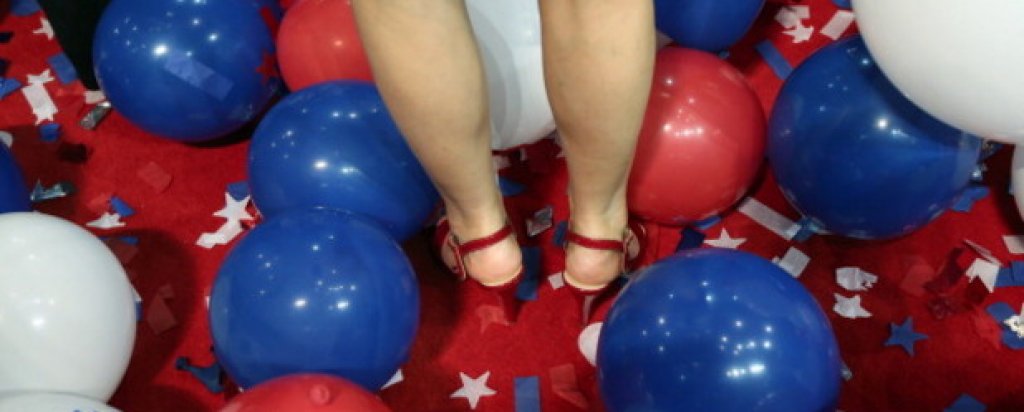 10. Фетиш към балони
Хората с фетиш към балони често са наричани "looners". Te намират балоните са особено еротични. Фетишът към балони може да се прояви по много начини, включително в гледането на това как някои надува или пука балон.
Колкото и странно да звучи, сексуалната възбуда от балони има повече психологически смисъл, отколкото си мислите.  Всъщност се оказва, че пукането на балони за много от фетишистите се свързва психологически с отпускане, след като адреналина им е бил вдигнат необичайно много от усещането, че балона всеки момент ще се спука. Тези усещания, свързанис със страх и очакване са широко разпространени при повечето сексуални фетиши. Тези чувства при някои хора предизвикват сексуална реакция