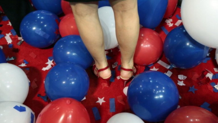 10. Фетиш към балони
Хората с фетиш към балони често са наричани "looners". Te намират балоните са особено еротични. Фетишът към балони може да се прояви по много начини, включително в гледането на това как някои надува или пука балон.
Колкото и странно да звучи, сексуалната възбуда от балони има повече психологически смисъл, отколкото си мислите.  Всъщност се оказва, че пукането на балони за много от фетишистите се свързва психологически с отпускане, след като адреналина им е бил вдигнат необичайно много от усещането, че балона всеки момент ще се спука. Тези усещания, свързанис със страх и очакване са широко разпространени при повечето сексуални фетиши. Тези чувства при някои хора предизвикват сексуална реакция