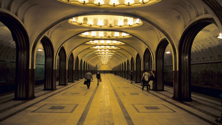 Метростанцията "Маяковская" в Москва. Един нагледен пример, че социалистическото изкуство не е само грозно. Това е най-красивата станция в московското метро. Тя е дълбоко в земята, може да се използва и за бомбоубежище.