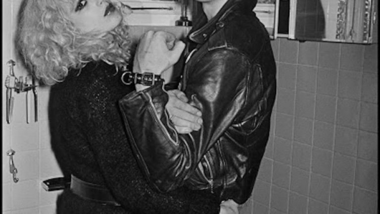 Сид Вишъс
В любовната история на пънкаря от Sex Pistols и свадливата му половинка Нанси Спънджен наркотиците, караниците и дори боя далеч не са рядкост. На 12 октомври 1978 г. обаче всички граници се минати, когато в хотелската им стая двамата са открити - Нанси, наръгана в корема и мъртва, а Сид - опиянен от наркотиците и без какъвто и да е спомн за случилото се. Няколко месеца по-късно той умира от свръхдоза наркотици като се смята, че това е самоубийство.
