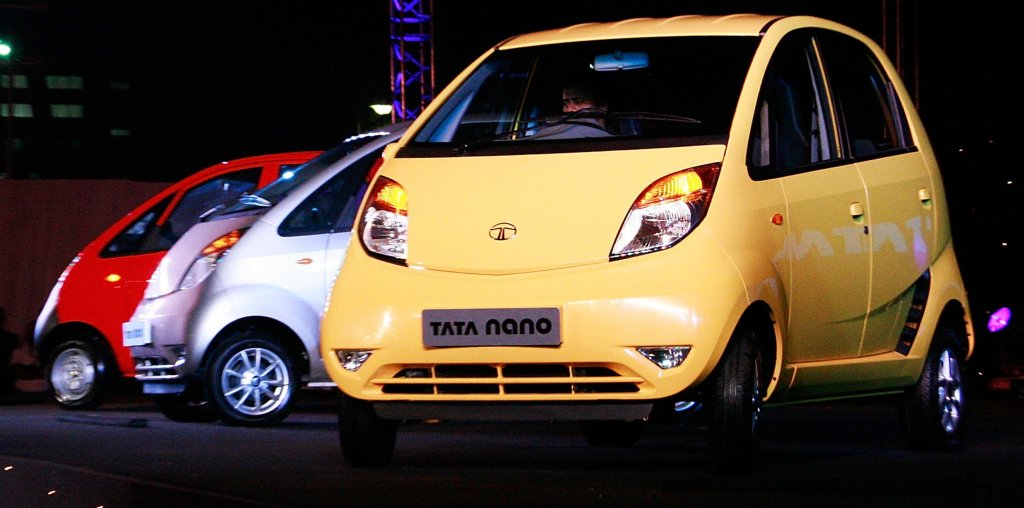 Tata Nano - $1400
Челното място без съмнение се държи от возилото на индийския производител Tata. След успеха на нискобюджетното камионче Ace през 2005 г. от компанията решават да създадат нещо, което да отговори на нуждите на десетките милиони индийци, които използват колела или скутери, но не могат да си позволят кола. 
Така през 2008 г. се появява количката, приличаща на играчка от шоколадово яйце - Tata Nano. Вярвате или не, в това нещо могат да се поберат четирима истински хора. Има цели четири врати и 2-цилиндров двигател с обем от 624 кубика.
Първите модели се продават на абсурдната цена от 135 000 рупии или 1400 долара за базов модел. В следващите години цената стига до малко над 3400 долара, но дори тогава продължават да се правят компромиси със системите за безопасност, каквито всъщност няма изобщо. Неслучайно през 2019 г. окончателно спира производството, тъй като потребителите в Индия решават, че явно е по-безопасно да си карат колелата.