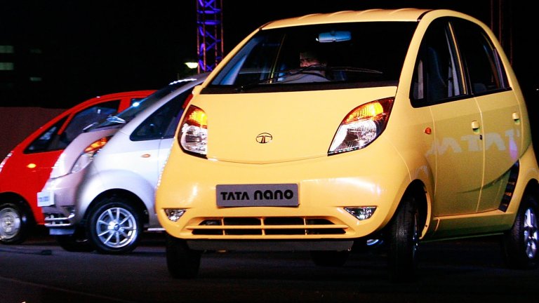 Tata Nano - $1400
Челното място без съмнение се държи от возилото на индийския производител Tata. След успеха на нискобюджетното камионче Ace през 2005 г. от компанията решават да създадат нещо, което да отговори на нуждите на десетките милиони индийци, които използват колела или скутери, но не могат да си позволят кола. 
Така през 2008 г. се появява количката, приличаща на играчка от шоколадово яйце - Tata Nano. Вярвате или не, в това нещо могат да се поберат четирима истински хора. Има цели четири врати и 2-цилиндров двигател с обем от 624 кубика.
Първите модели се продават на абсурдната цена от 135 000 рупии или 1400 долара за базов модел. В следващите години цената стига до малко над 3400 долара, но дори тогава продължават да се правят компромиси със системите за безопасност, каквито всъщност няма изобщо. Неслучайно през 2019 г. окончателно спира производството, тъй като потребителите в Индия решават, че явно е по-безопасно да си карат колелата.