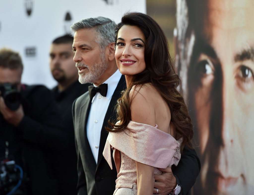 Най-добрият аксесоар за една жена...
... е хубавият мъж.