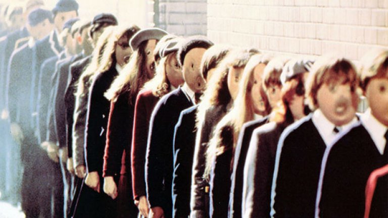 Кадър от филма „Пинк Флойд: Стената” (1982), в който ученици падат в месомелачка под звуците на най-известната песен от албума – „Another Brick in the Wall part 2”