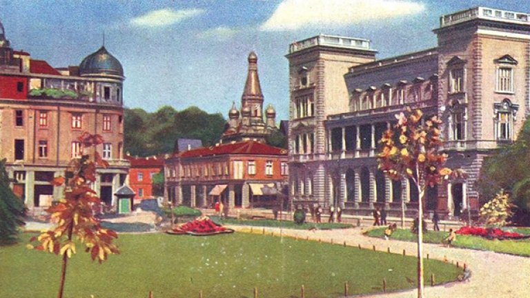 Ретуширана снимка от 1930 година на градинката срещу Военния клуб (градинката на "Кристал")