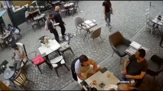 "Парите водят парада: хората са първо ходещи банкомати, а едва след това хора. А ако не си потенциален клиент, нищо не си."
