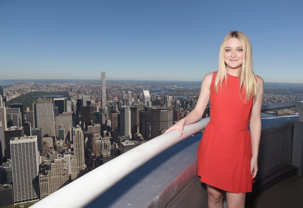 Дакота на фона на Empire State Building на международния ден на момичето