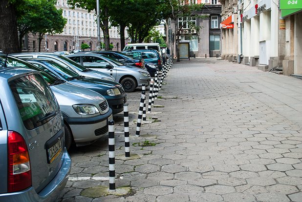 Тротоарите са "уязвими" и защото се ползват като паркинг