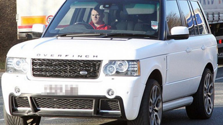 Уейн Рууни е един от най-верните почитатели на марката Рейндж Роувър.
Той притежава няколко модела, като жена му Колийн се придвижва с черния модел на колата на съпруга си