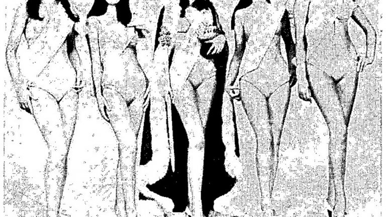 Едната от красавиците е Виви Алексопулу, спечелила предната година конкурса „Мис Гърция“. Според слуховете, тя е била обещана като премия за една нощ на вратаря на Панатинайкос Василис Константину. Условието било да не пусне нито един гол. Като се има предвид, че гърците печелят с 3:0 и мрежата им остава суха, може само да гадаем каква гореща вечер е имал щастливият футболист с №1 на гърба.