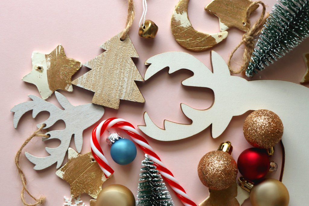 Ръчно изработени играчки
Пластмасата заедно с целия вид на синтетичната Коледа остават зад гърба ни, откакто климатичните промени ни наложиха да се надяваме на сняг през декември, все едно чакаме шейната на Дядо Коледа. Вместо пластмасовите играчки в тенденциите влизат ръчно изработените дървени орнаменти. 
Фигурите на лешникотрошача, Дядо Коледа и снежния човек са класиката в жанра, но ако имате желание - украсете с ваши любими герои от приказки и филми.