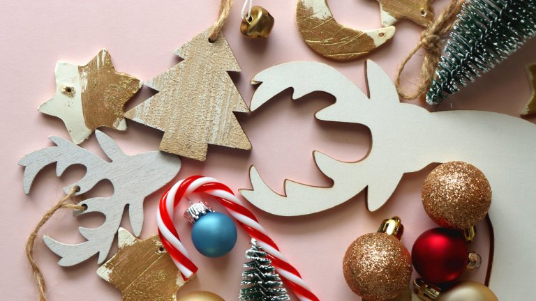 Ръчно изработени играчки
Пластмасата заедно с целия вид на синтетичната Коледа остават зад гърба ни, откакто климатичните промени ни наложиха да се надяваме на сняг през декември, все едно чакаме шейната на Дядо Коледа. Вместо пластмасовите играчки в тенденциите влизат ръчно изработените дървени орнаменти. 
Фигурите на лешникотрошача, Дядо Коледа и снежния човек са класиката в жанра, но ако имате желание - украсете с ваши любими герои от приказки и филми.