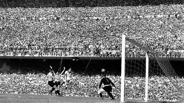 Бразилия 1950 г. Скиафино бележи за Уругвай и изравнява резултата - 1:1, в последния мач от турнира. На Бразилия стига и реми през 200 000 (поне) на "Маракана", за да е шампион. Но Алсидес Гиджия бележи втори гол и праща купата в Уругвай. Говори се за поне 30 самоубийства в Бразилия в този ден, а загубата не е забравена и до днес. Домакинът на стадиона проклева тревата по фланга, по който е пробил Гиджия за победния гол.