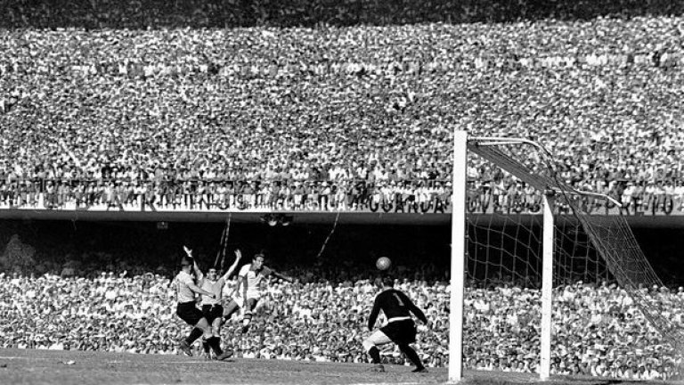 Бразилия 1950 г. Скиафино бележи за Уругвай и изравнява резултата - 1:1, в последния мач от турнира. На Бразилия стига и реми през 200 000 (поне) на "Маракана", за да е шампион. Но Алсидес Гиджия бележи втори гол и праща купата в Уругвай. Говори се за поне 30 самоубийства в Бразилия в този ден, а загубата не е забравена и до днес. Домакинът на стадиона проклева тревата по фланга, по който е пробил Гиджия за победния гол.
