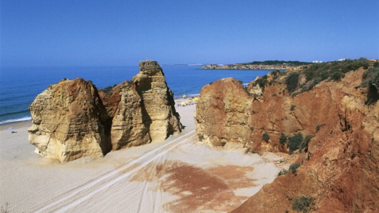 Портиман е туристическо градче в област Алгарве, Южна Португалия. Известно е с живописните си плажове, обградени от високи скали. 
 
Най-големият от серията плажове на Портиман е Прая да Роша (Rock Beach) - намира се точно до пристанището на градчето. Плажът е достатъчно широк така, че дори и в пика на летния сезон изглежда просторен.
 
На Прая да Роша може да се открие всичко, което феновете на купоните искат – клубове, казина, барове, пъбове. 

Един от най-известните барове е The Cloque Bar - бяла сграда със светло сини кантове около прозорците и покрива, която е в типичен средиземноморски стил. Мястото е идеално за питиета по залез слънце, тъй като тогава гледката към скалите е впечатляваща.

Огромното предимство на Портиман са достъпните заведения за хранене, предлагщи специални менюта за туристите, и непрекъснатите промоции тип "Happy Hour".
