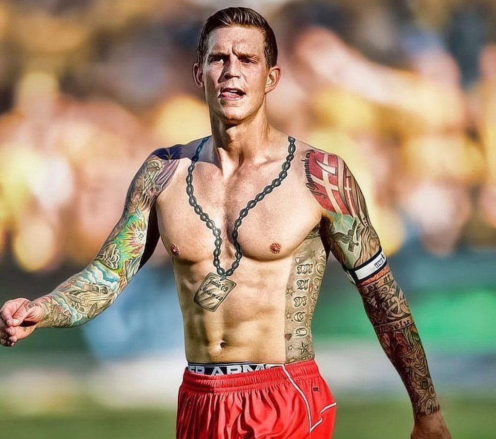 Как един датски маниак по татуировките стана култов герой на "Анфийлд"