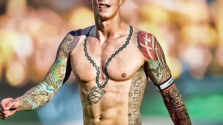 Как един датски маниак по татуировките стана култов герой на "Анфийлд"