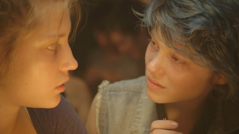 "Синият е най-топлият цвят" (Blue is the Warmest Colour, 2013)
"Златна палма" на кинофестивала в Кан през 2013 - не е нужно да казваме дали и колко стойностен е този филм. Достатъчно е да гледате трейлъра му, за да се убедите. В своя тричасов филм режисьорът Абделлатиф Кешиш разказва историята на гимназиална ученичка и студентка по изобразително изкуство, които преживяват много повече от обикновена любовна връзка, придружена от обичайните интимности. Интересна история с плътни герои, подходяща режисура и добри актриси в главните роли, които са достатъчни, за един стойностен филм. Но седемминутната секс сцена между двете актриси, заради която противниците на филма го нарекоха "порнографски", го издига до нови величини. Макар и необичаен, скандален и според някои отблъскващ, това е сред най-еротичните кадри в киното изобщо и нито един зрител не остава равнодушен след видяното.