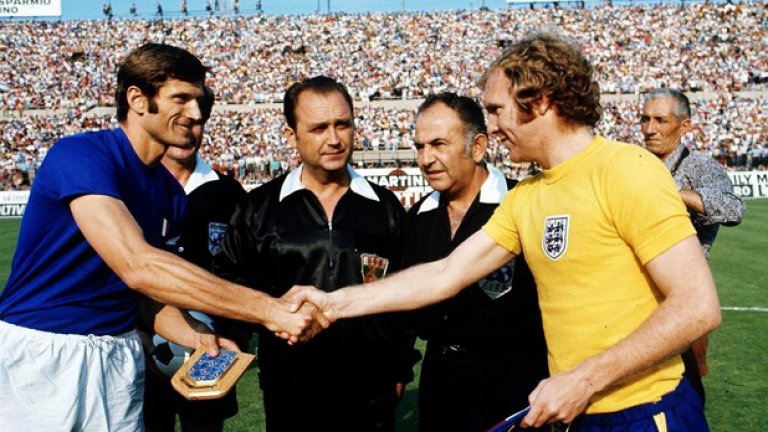 Великите Джачинто Факети и Боби Муур стискат ръце преди големия мач от 1973 г. в Торино. Световната квалификация е мач №107 за Муур в националния - рекорд тогава. Но италианците бият с 2:0 (първа победа над Англия) с голове на Пиетро Анастази и Фабио Капело.