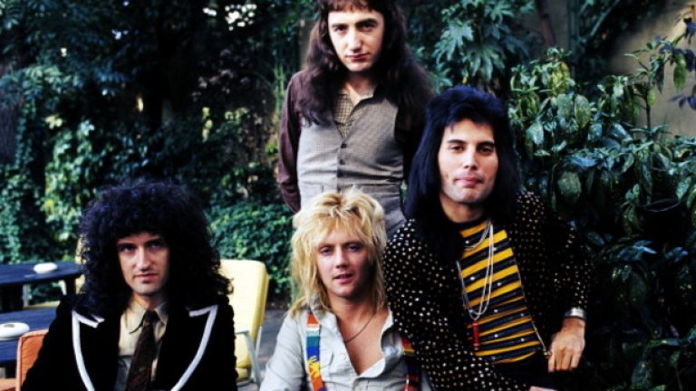 Queen - Staying Power
Едва ли някой може да оспори колко велика група са Queen. Но дори те могат да стъпят накриво - с албума Hot Space или поне с част от него. Единственият истински хит от него е Under Pressure, а тоталното дъно идва със Staying Power - нещо като диско, нещо като рок, нещо като нищо.