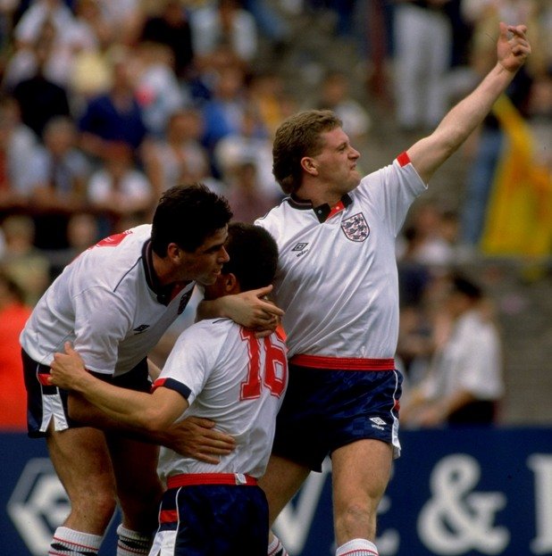   Шотландия – Англия 0:2, 27 май 1989 г. 

До този ден, от 1872 г. насам, двата отбора играят всяка година помежду си, освен в годините на войните. Това е последният двубой от тази забележителна ежегодна серия на съперничеството, която след това прекъсва. Мачът е от турнира „Роуз Къп”, кратко просъществувала надпревара между Англия, Шотландия и гостуващ тим от Южна Америка. Мениджърът на англичаните Боби Робсън е лишен за битката на „Хемпдън парк” в Глазгоу от футболистите на Ливърпул и Арсенал, тъй като двата отбора играят същата седмица отложен мач, от който ще се реши новият шампион. Победата пред 64 000 зрители е изкована с два гола на Крис Уодъл от Тотнъм на Стив Бул от омразния на всички англичани Уувърхемптън.
