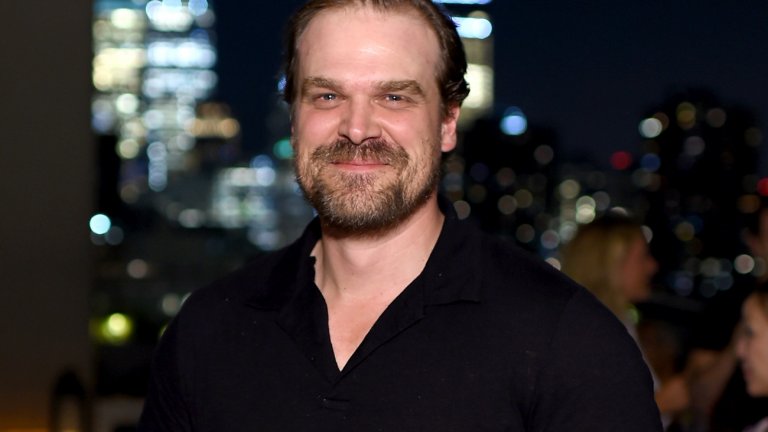 Те бяха продуценти на Extraction и сега планират да изградят около него цяла една вселена. Така Джо Русо, без да дава детайли, посочва, че се планират филми, фокусирани върху различни герои от оригиналния Extraction, но и върху нови персонажи. Дава пример с героя на Дейвид Харбър (Hellboy, Stranger Things), като казва, че хората "може би ще го видят отново в бъдещ филм".
В оригиналния филм Харбър играеше Гаспар, бивш боен другар на главния герой Тайлър (Хемсуърт).