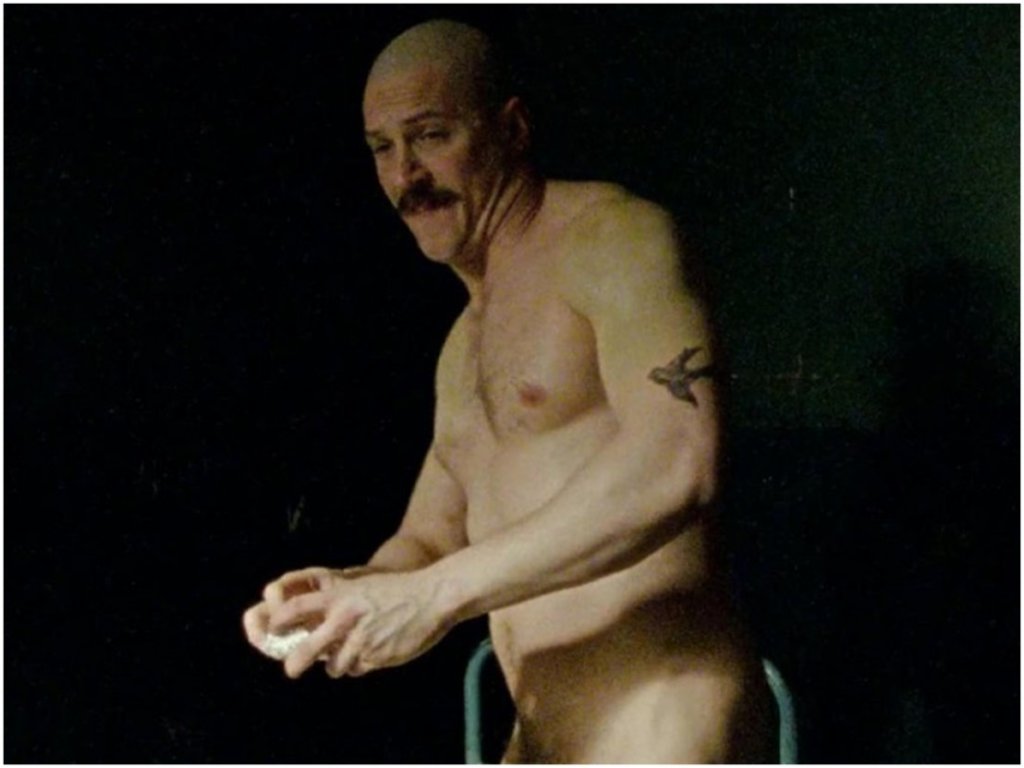 Том Харди никога не се е притеснявал да се покаже чисто гол. Сцената, която сме избрали, е част от филма Бронсън и е дълга над пет минути. Харди е с лице към нас, чисто гол, а бруталното му изпълнение в нея и досега шокира моралистите.