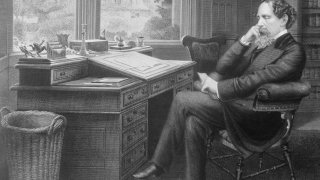Charles-Dickens-desk-2200-3x2-56a4890c5f9b58b7d0d76fe4