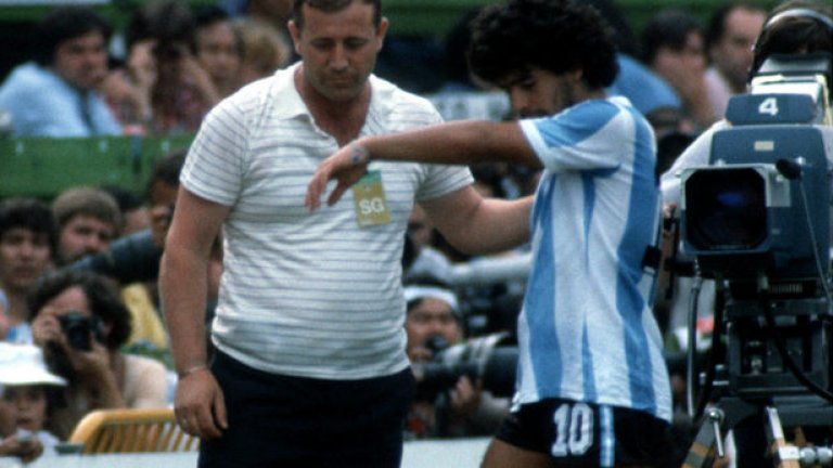 Аржентина 1982
Спечелването на световната титла от Аржентина през 1978 често е определяно като „скандално”, а 4 години по-късно тимът не направи кой знае какво в Испания, за да защити реномето си на световен шампион. Луис Меноти включи в състава изгряващата звезда Диего Марадона, но умората сред играчите му си личеше ясно.
В Испания през 1982 за първи път се използва новият формат с 24 отбора и турнирът имаше две групови фази. Аржентина се справи с първото изпитание: загуба от Унгария на старта, неубедителна победа срещу Хондурас с 2:0 и след това дойдоха още две загуби във втората фаза, които сложиха края на турнира за шампионите.