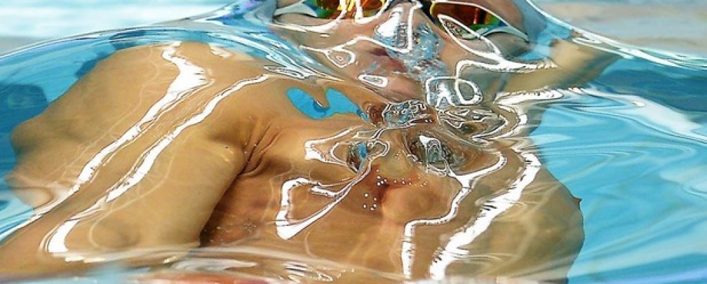 И един сюжет от филм за свръхестественото...
Австралиецът Мич Ларкин в момент от надпреварата в 100 м гръб в олимпийските квалификации по плуване в Рио.
