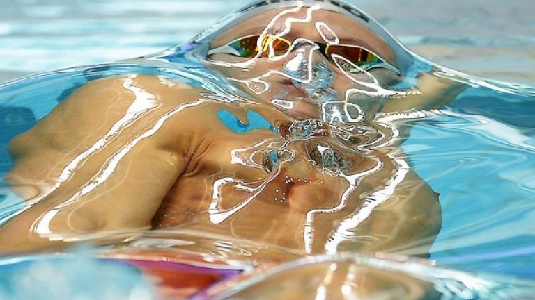 И един сюжет от филм за свръхестественото...
Австралиецът Мич Ларкин в момент от надпреварата в 100 м гръб в олимпийските квалификации по плуване в Рио.