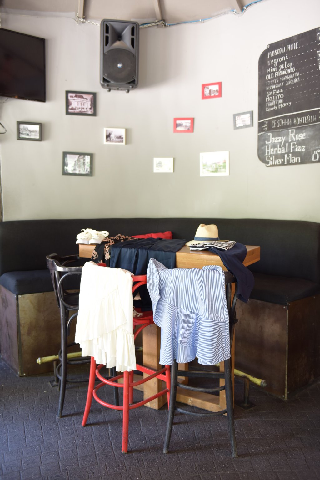 Дрехите са готови да бъдат облечени от Даяна и Мона