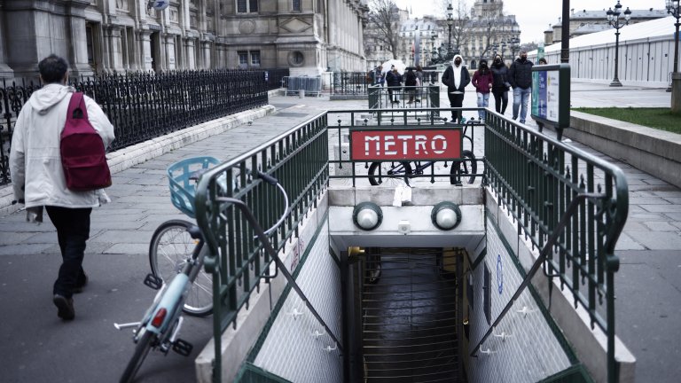 Проливният дъжд през последния ден в Париж наводни няколко станции