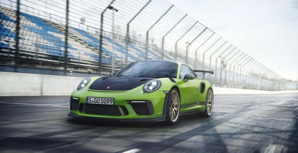 Porsche  
Новото Porsche 911 GT3 RS е най-мощното досега, но изглежда доста подобно на предната версия. Въпреки това не виждаме нещо, което не е за харесване по него. 