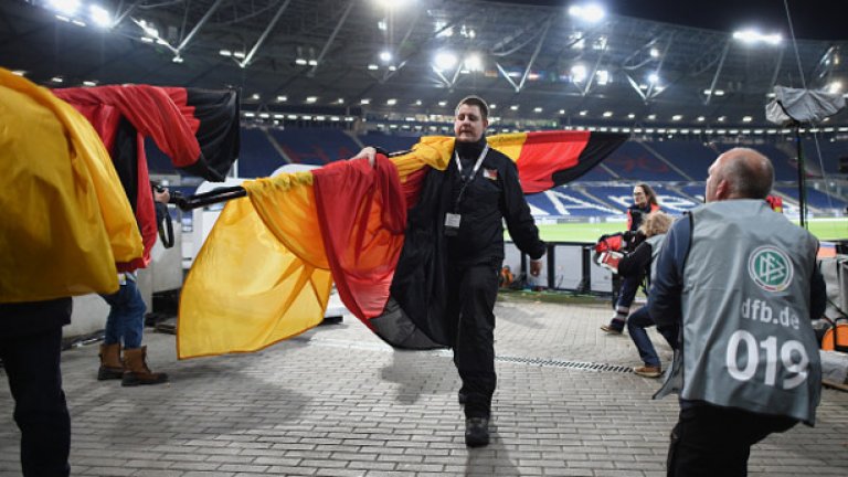Германският отбор изживява втори шок, след като игра мач в Париж по време на атаките от 13 ноември и после изкара нощта в съблекалните на стадиона.