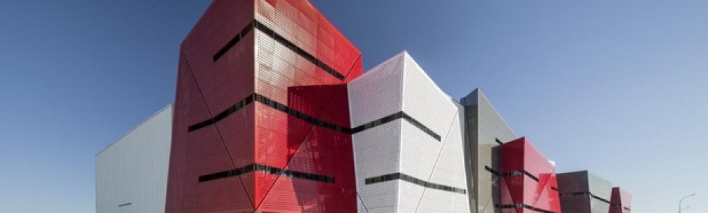 В категорията за образователни и научни сгради участват Caas Arquitectes с технологичния център CFPA в Барселона, Испания